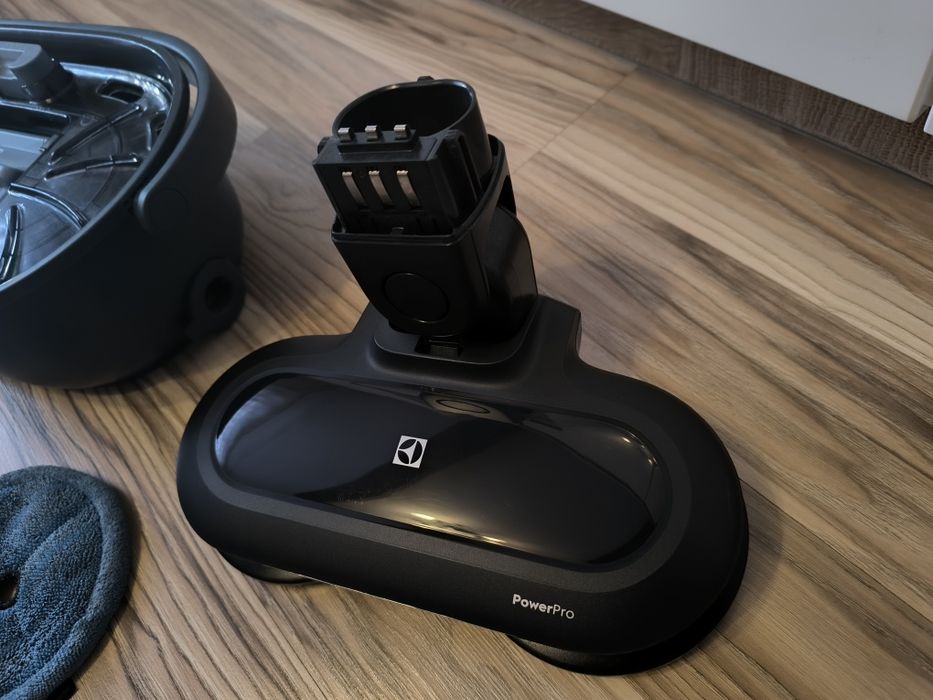 Odkurzacz pionowy Electrolux Pure Q9 stacja mopująca do odkurzacza
