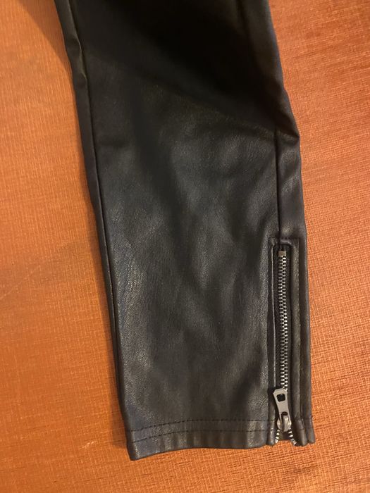 Czarne lakierowane spodnie sinsay S