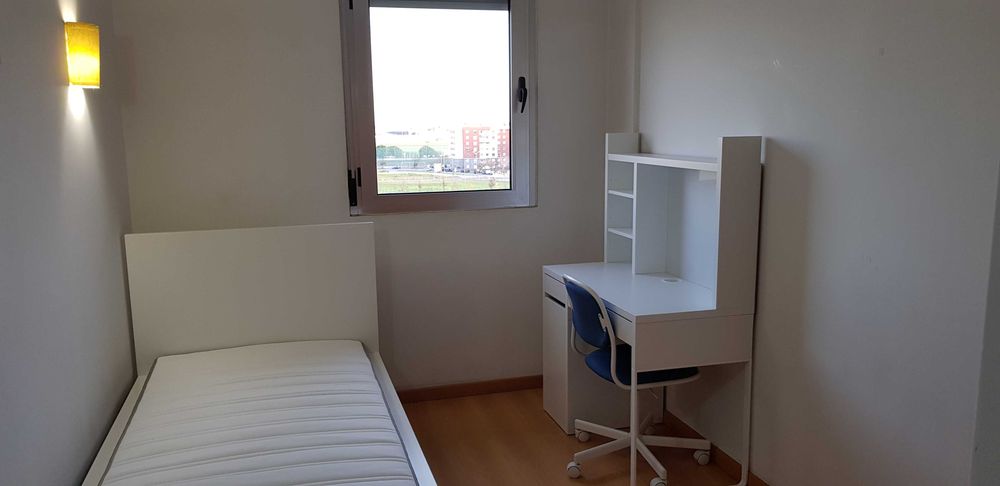 Quarto com roupeiro embutido e excelente luz natural.