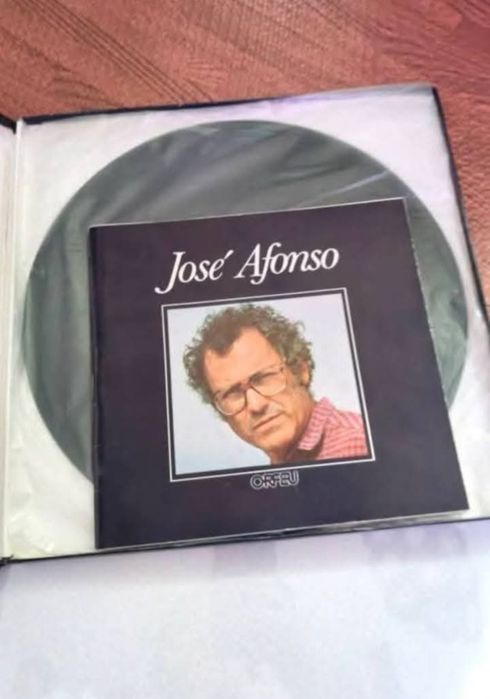 José Afonso caixa box set 3 LPs

José Afonso no Coliseu 2lps

Capas e