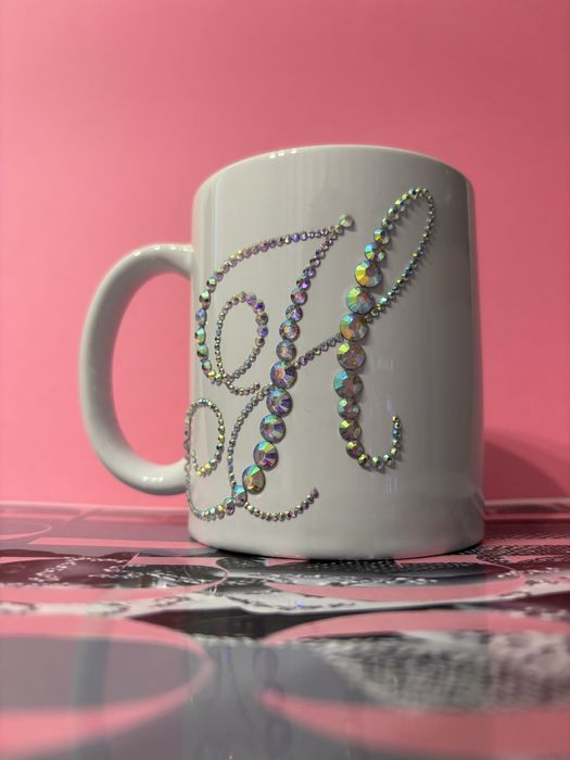 Ręcznie zdobiony kubek z inicjałem "H,N" – Prezent