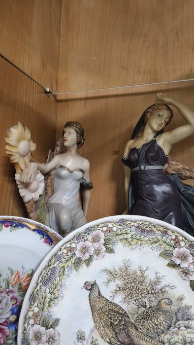 Armário e todo recheio. Peças muito antigas