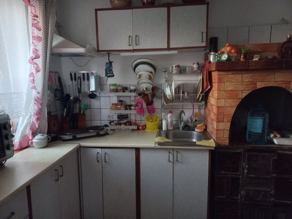 Будиночок коли лісу  та недалеко річка і св.джерело