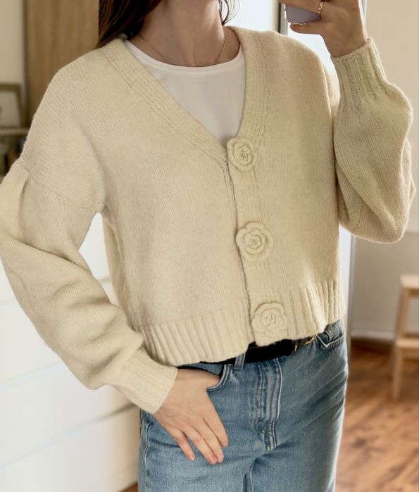 Reserved damskie sweter na guziki napy kwiatki kardigan miękki ciepły puszysty S 36 kremowy biały ecru śmietankowy jesienny miniamlistyczny romantic