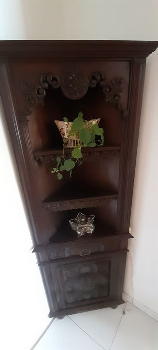 Móvel de canto em madeira com iluminação