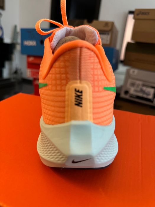 Продам кроссовки Nike, размер 40