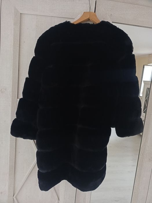 Piękne dłuższe  lśniące kurtka futerko