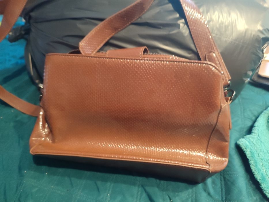 Torebka brązowa.
