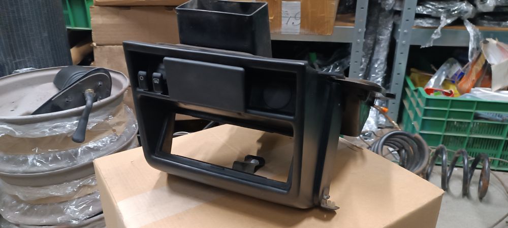 Fiat 126p konsolka środkowa nawiewy FL czarna ładny stan