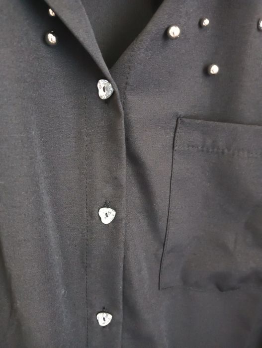 Camisa preta com pedraria