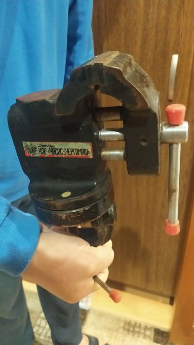 Слесарные тиски с поворотным механизмом