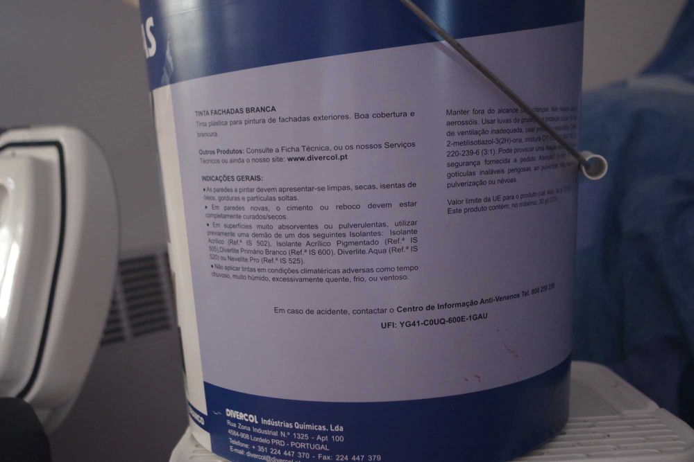 vendendo uma lata de tinta plástica branca