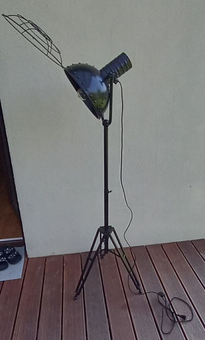 Lampa Loft indriustal. Czarna trójnóg