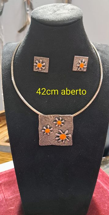 Colar em Prata com pendente e brincos.