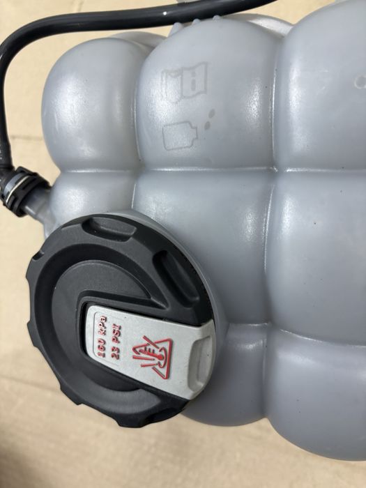 Розширювальний бачок VAG 4M0121403