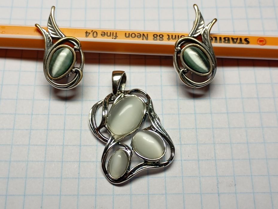 Продам срібний гарнітур.