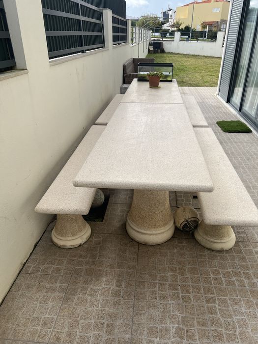 Mesas de exterior em pedra.