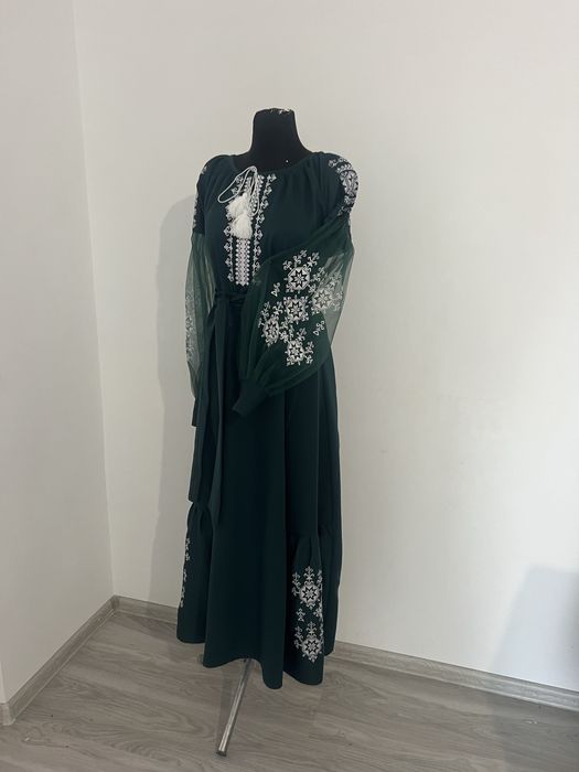 Модні вишиті плаття