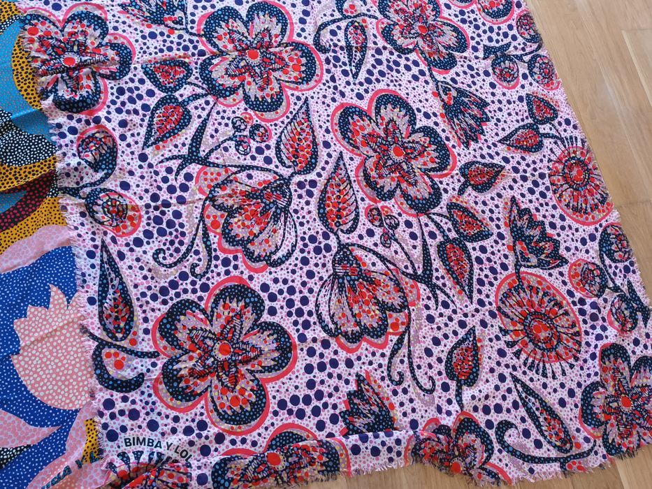 Varios lenços/ encharpes bimba y lola tudo 80 euros