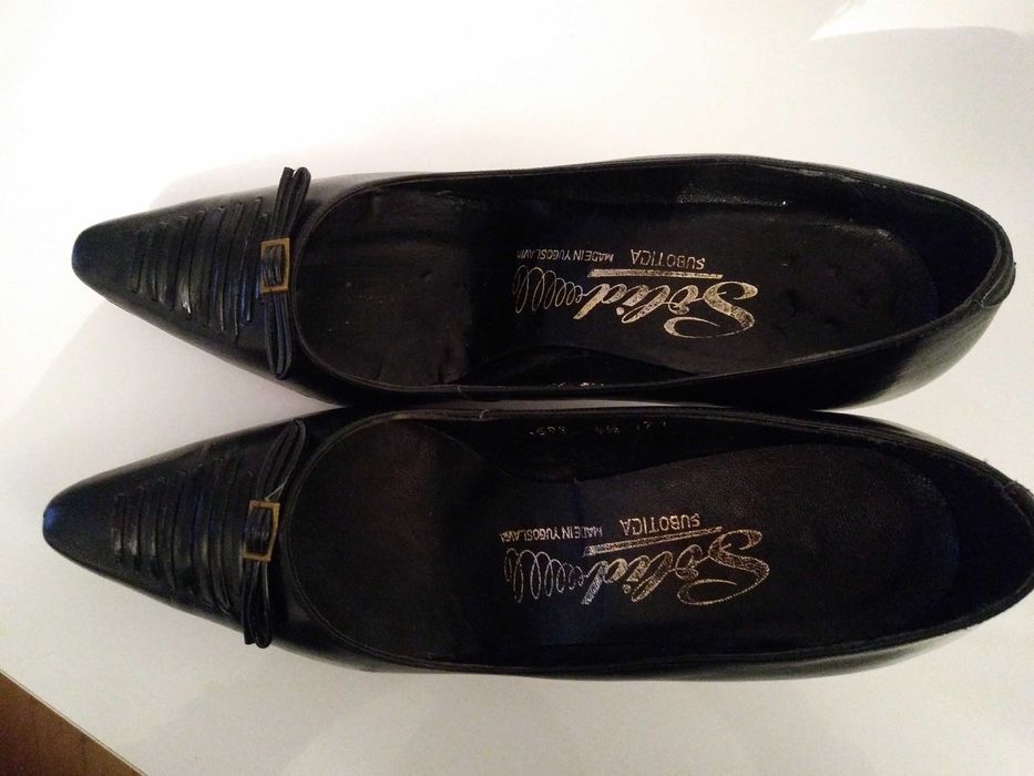 Skórzane szpilki w stylu vintage.