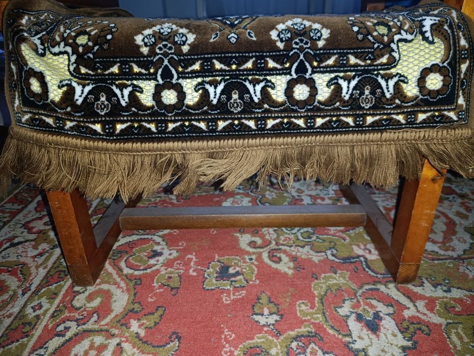 Продам диван, до дивану віддам пуфік та килим(на підлозі) Самовивіз