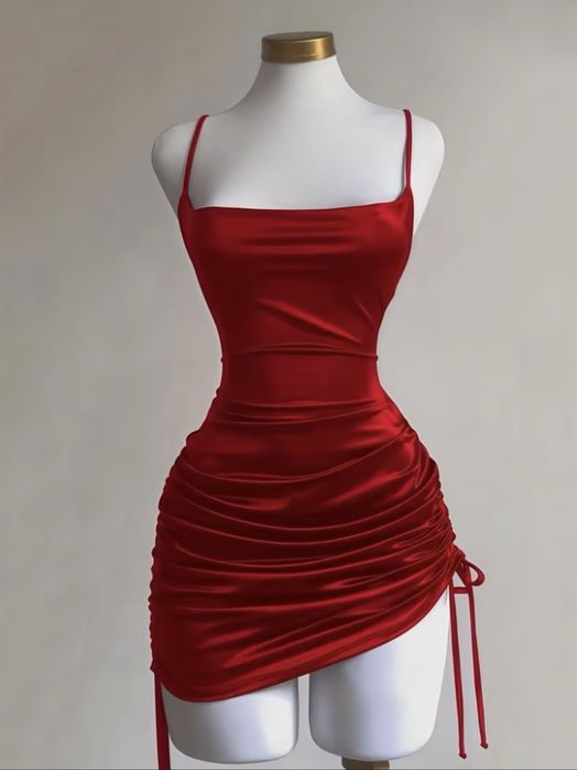 Ефектна червона сукня з відкритою спиною та утяжкою