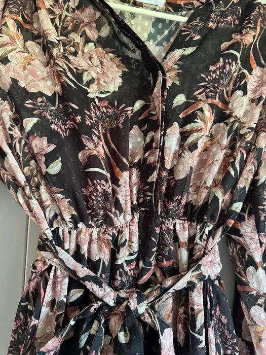 Sukienka reserved czarne w pudrowy kwiaty