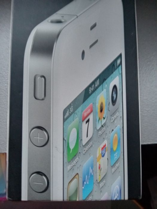 Продам айфон4 с подзарядным и коробкой