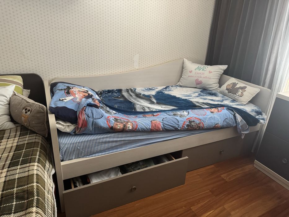 Camas de solteiro madeira maciça. Bom preco