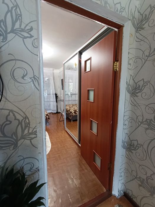 Продам 2-х комнатной на среднем этаже - View 2