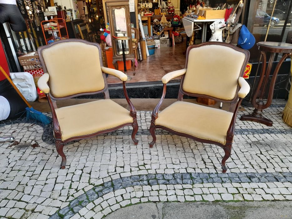 Cadeirões,  poltronas com pernas em madeira estofo veludo