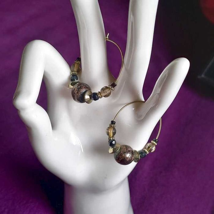 Kolczyki – kółka z koralami – odcienie złota i brązu.