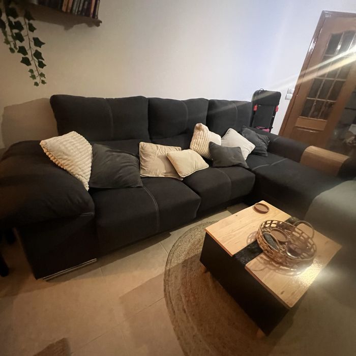 Sofa com chaise e dois puffs ( Oportunidade)