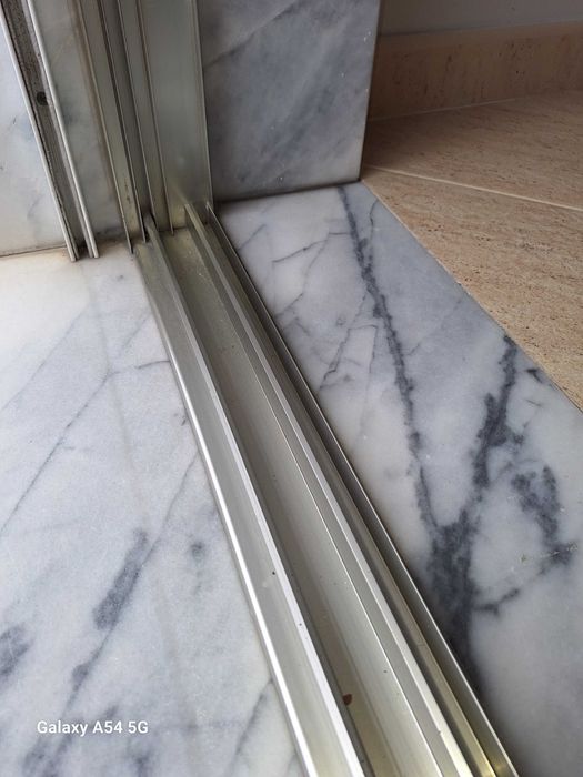 Janela e portas em aluminio, incluindo caixilharia (excelente estado)