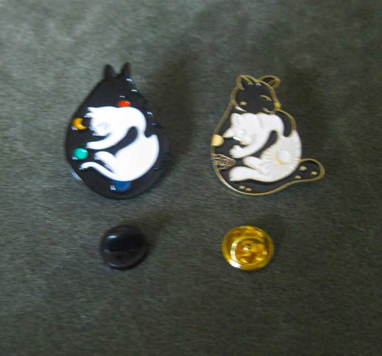 Pin Esmalte Gato no Cesto da Roupa NOVO