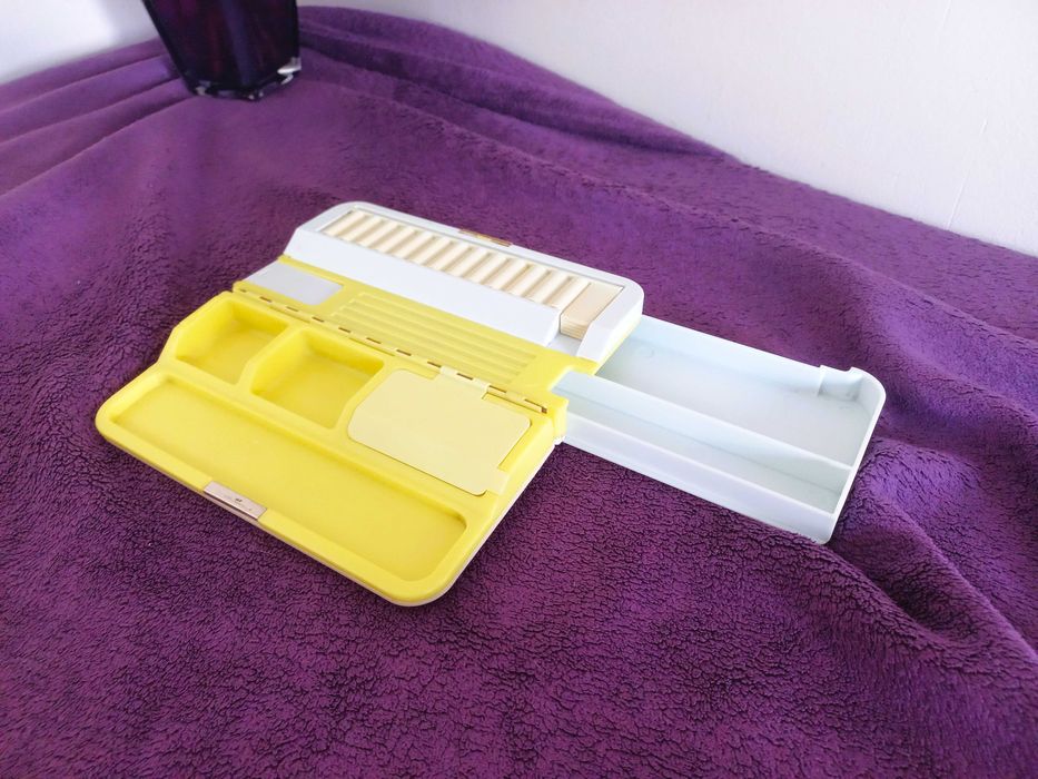 Piórnik vintage, PRL, lata osiemdziesiąte. magnes. dwustronny