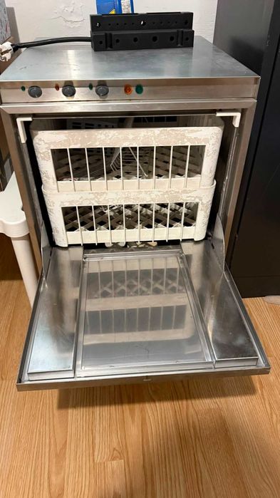VÁRIOS Itens para café: bancada inox, moinho de café, maquina de lavar loiça, hacks de copos