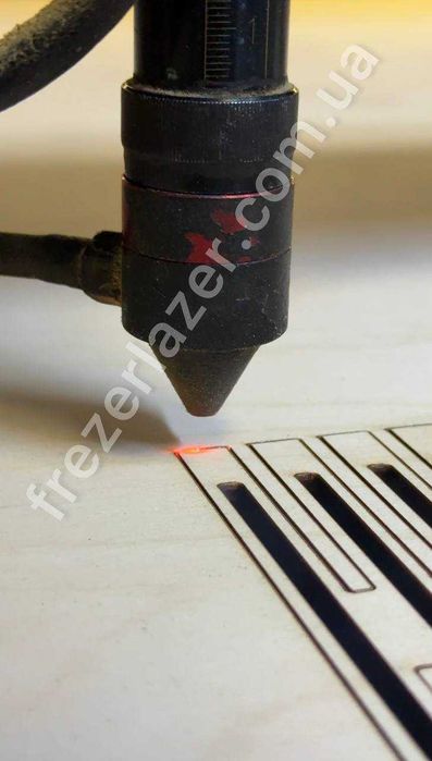 Лазерна різка, гравіювання  акрилу, фанери, неметалів