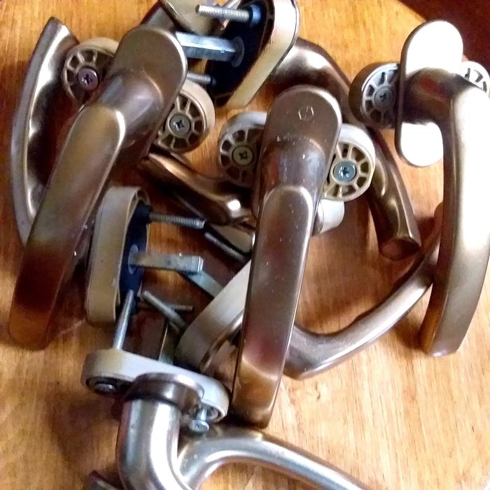 Ручки віконні металеві .