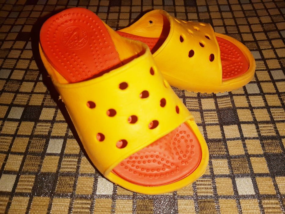 Босоножки, кроссовки, тапочки детские разные