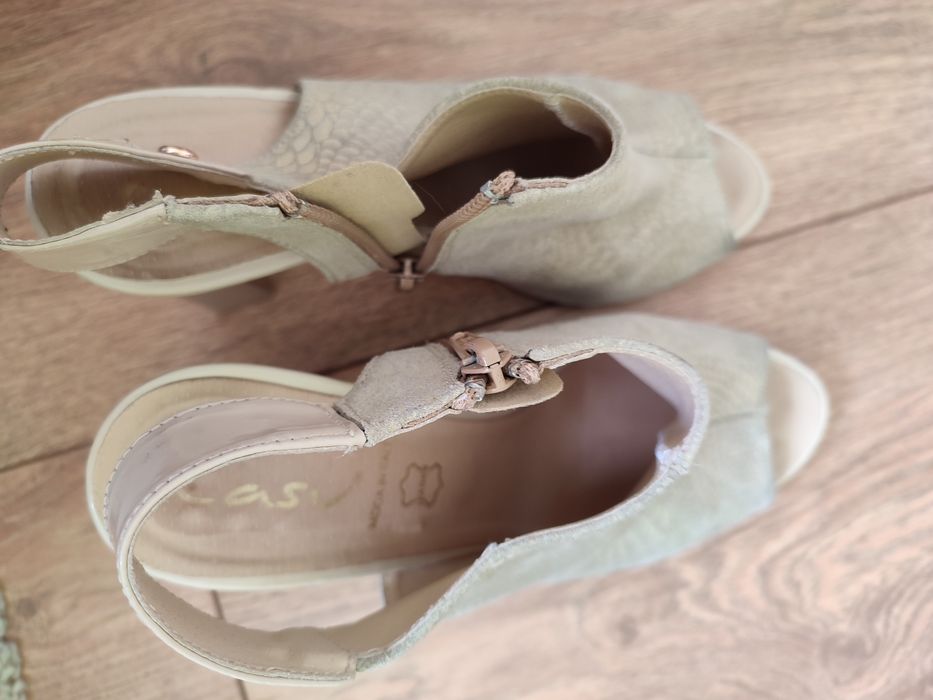 Buty beżowe 39 casu
