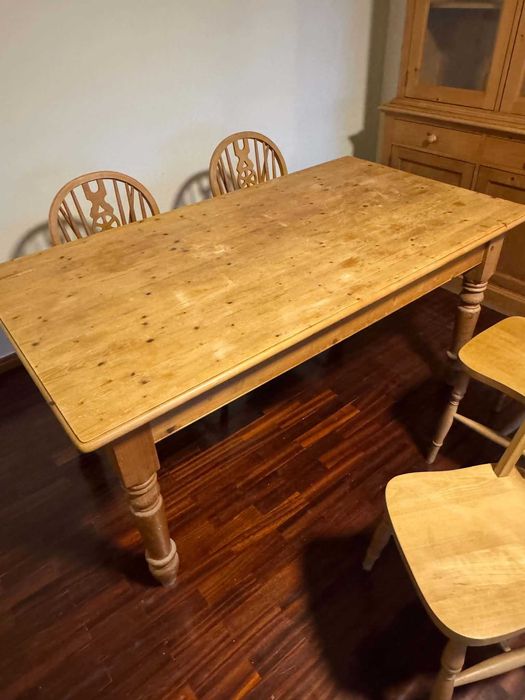 Mesa de Jantar em Pinho Mel + 4 Cadeiras + 2 Bancos Reguláveis