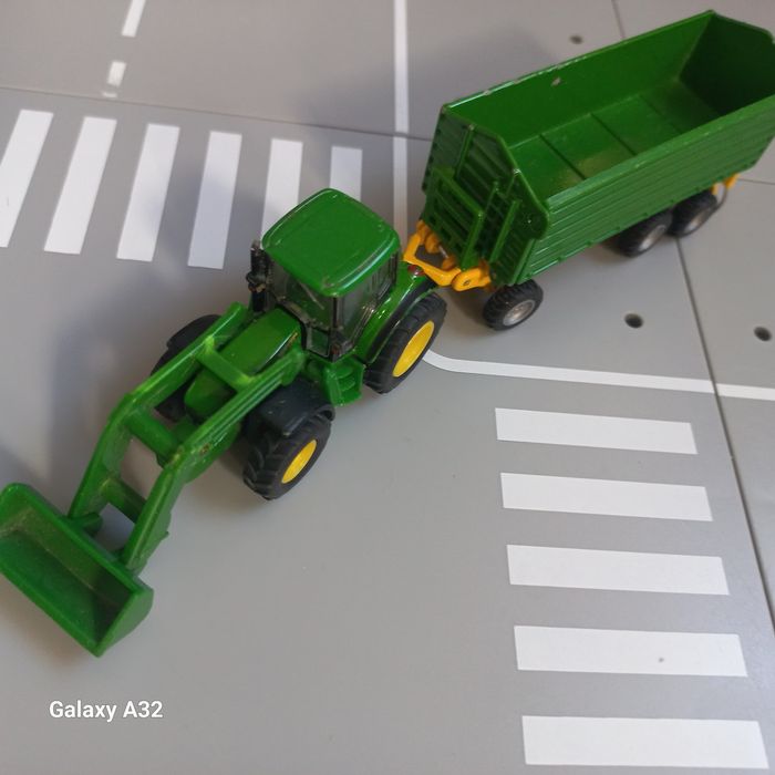 Siku  traktor John deere z ladowaczem I przyczepa  metalowa