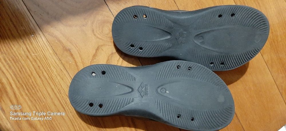 Chinelos pretos  marca arena