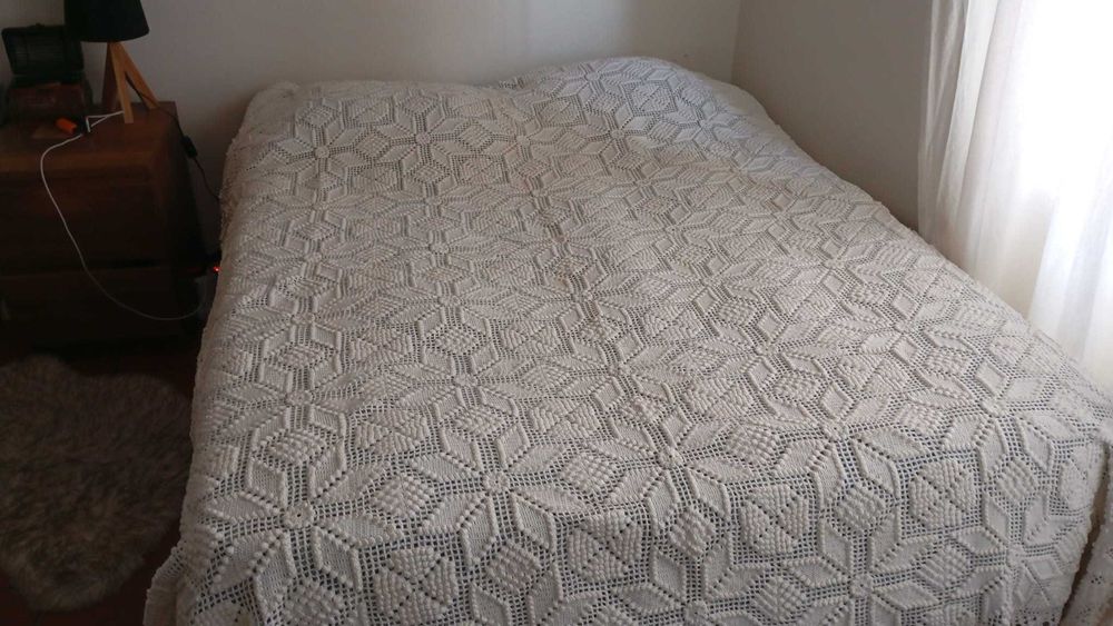 Colcha branca em croché, feita à mão com franja rabinho de porco