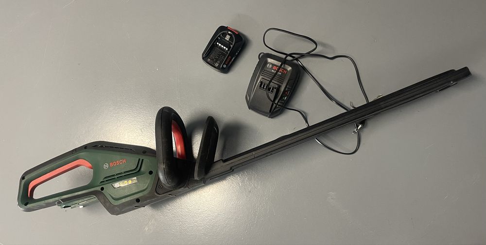 Corta-Sebes a Bateria Bosch UniversalHedgeCut 18V-55 (Como Novo)