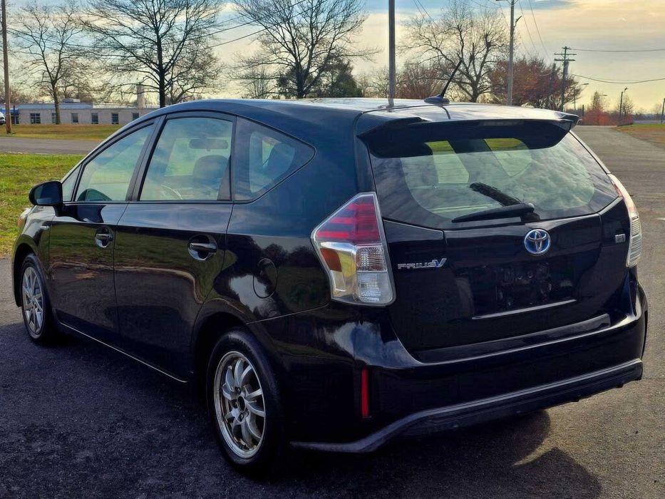 Toyota Prius v      2016
