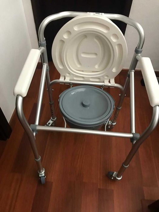 Cadeira de Duche/Sanitário Ortoger com Rodas