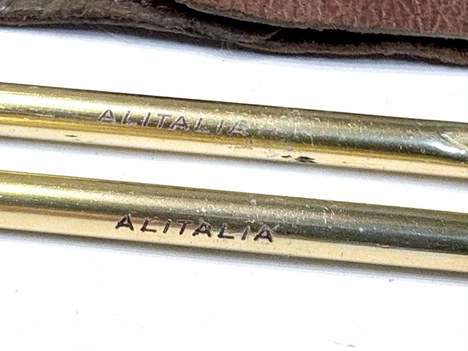Conjunto de pequena caneta e lápis da companhia de aviação Alitalia