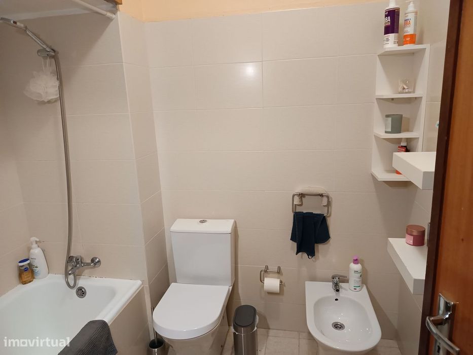 Apartamento T3 , na zona do Bonfim, com lugar de garagem e elevador.